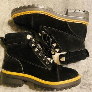 NWOT Time and Tru Women’s Black Boots w White Fur